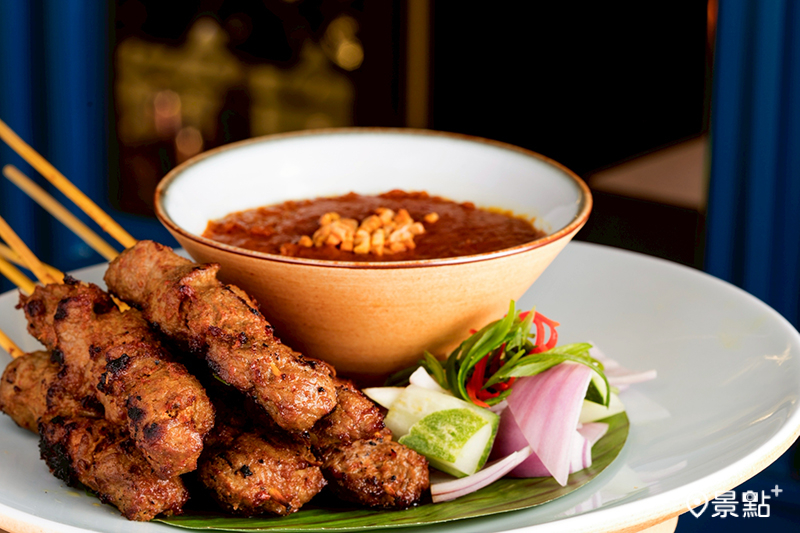 「星洲老爺‧味遊新加坡」美食活動於自助餐檯上供應的香烤豬肉沙嗲。