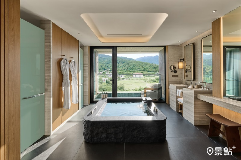 豪華房的溫泉浴池。