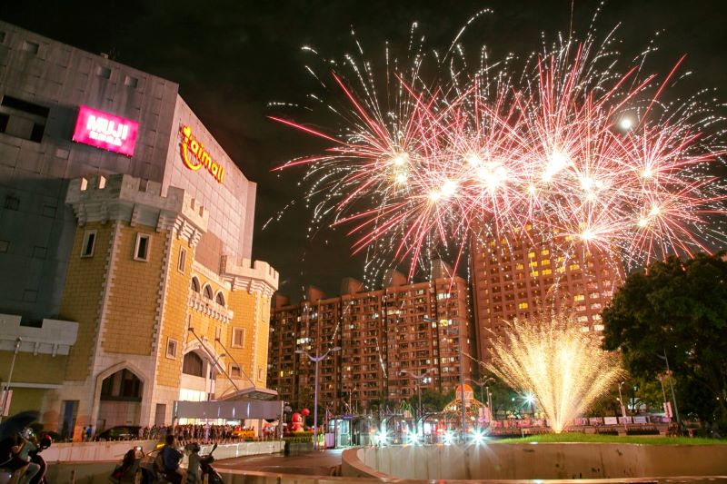 往年台茂購物中心煙火秀畫面。（圖／台茂購物中心，以下同）