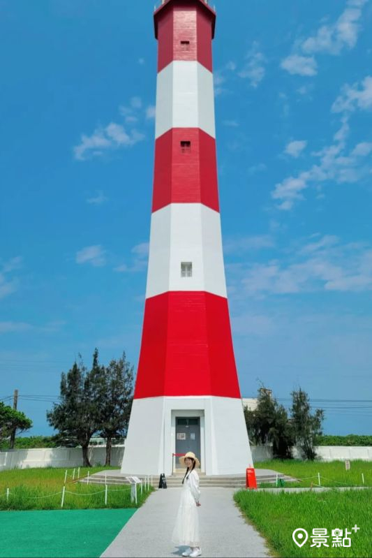 紅白相間的「高美燈塔」塔高34.4米。（圖／fifi60275_）