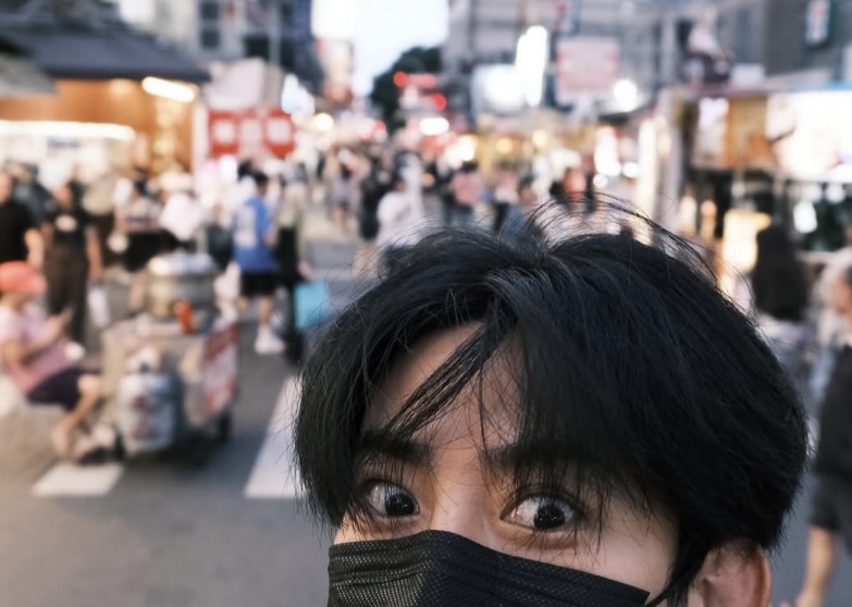 玉澤演在一中街的自拍照。