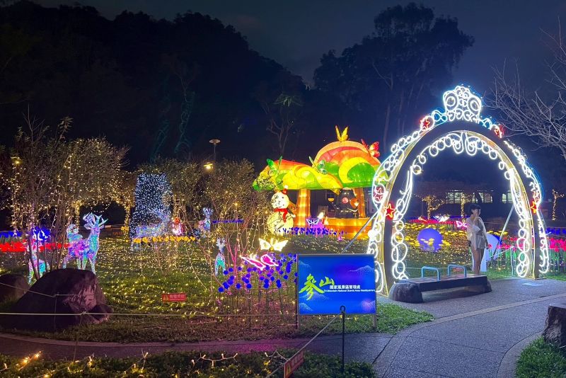 谷關公園主燈區璀璨亮相，吸引遊客駐足拍照。（圖／參山國家風景區管理處，以下同）