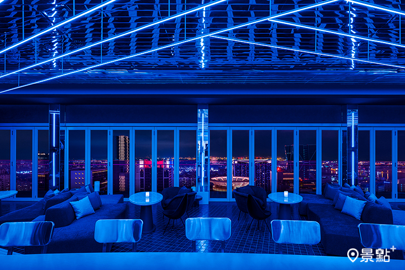 承億酒店24樓全台唯一高空懸挑無邊際透明泳池酒吧POOL BAR，以及27樓BAR KAO泰式餐酒館皆點亮藍色光芒。