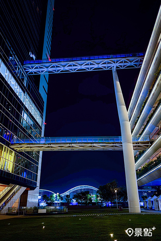 承億酒店連接高雄市立圖書館總館的空橋也換上藍光新裝。