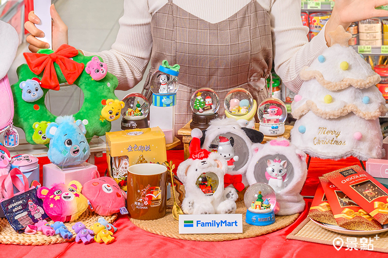 全家聖誕季登場！超萌水晶球、人氣IP福袋、爆紅聖誕樹置物盒與聖誕花圈別針必追！（圖／全家，以下同）
