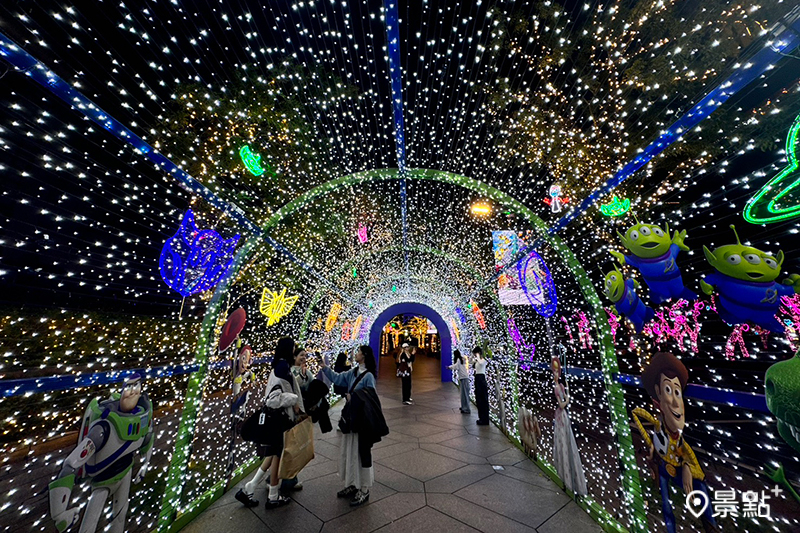 全台唯一玩具總動員耶誕燈海4大打卡點！台北101耶誕奇幻樂園馬戲團超好拍