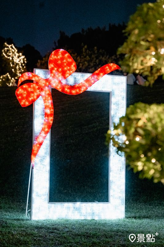 「幸福定格」位於捷運中央公園站1號出口（近中山一路側）。