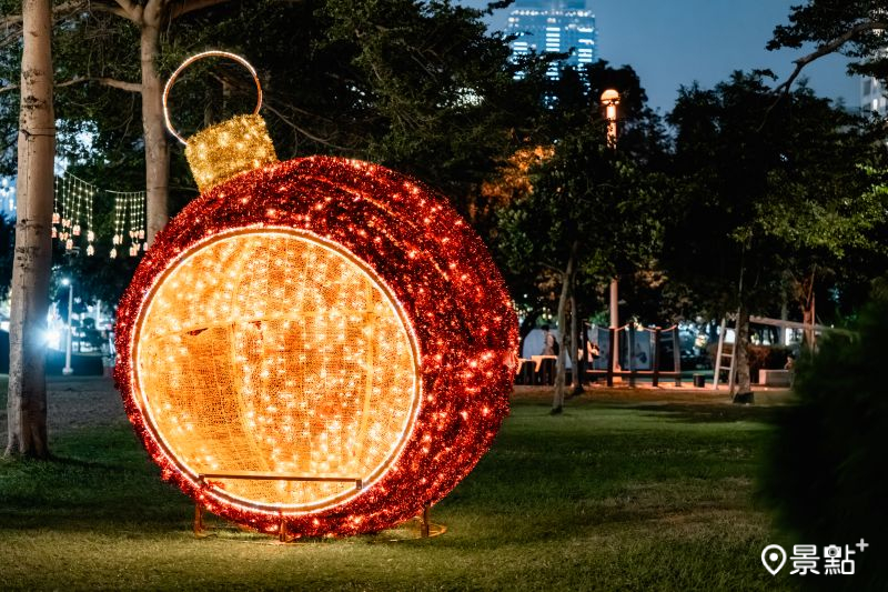 捷運中央公園站1號出口「永恆之環」。