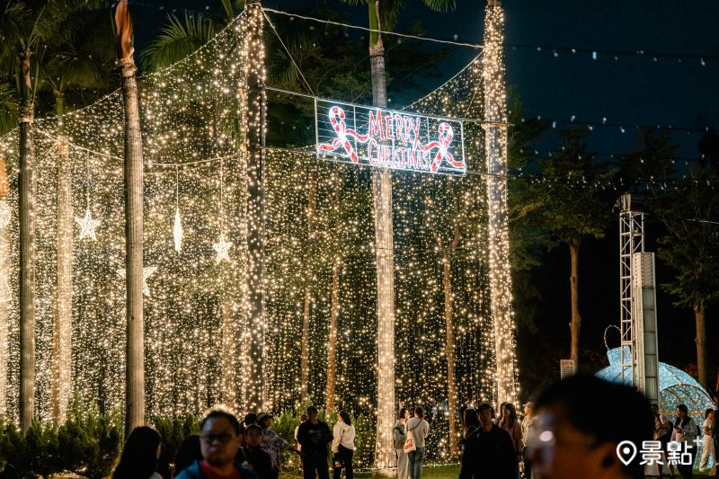 捷運中央公園站1號出口「銀河光廊」。（圖／高雄市政府文化局）
