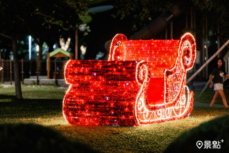 捷運中央公園站1號出口「星夜雪橇」。（圖／高雄市政府文化局，以下同）