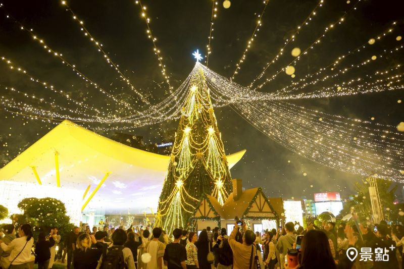 2025高雄聖誕生活節打造26米光束聖誕樹。（圖／高雄市政府）