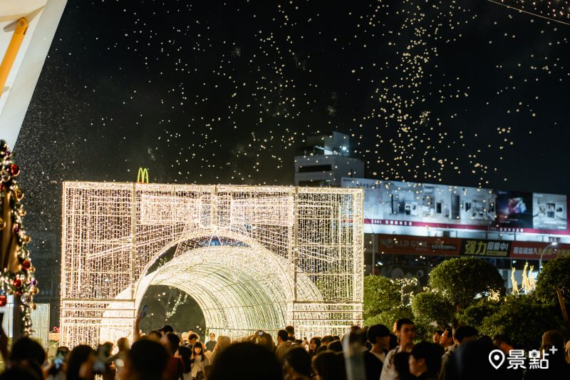 捷運中央公園站1號出口「極光隧道」。