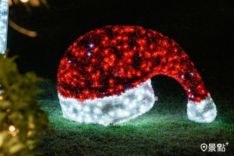 「巨大聖誕帽」位於捷運中央公園站1號出口（近中山一路側）。（圖／高雄市政府文化局，以下同）