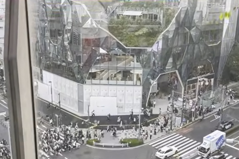 從東急PLAZA可見到對角的「HARAKADO原角」外觀，這兩幢購物商場都有露天廣場，皆是原宿街頭的地標。