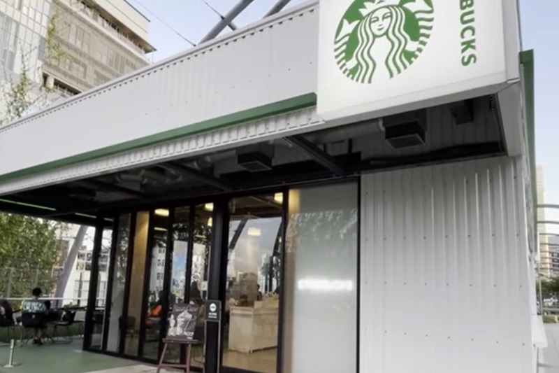 宮下公園的空中花園有一幢白色貨櫃屋星巴克，是由潮流教父藤原浩所設計。