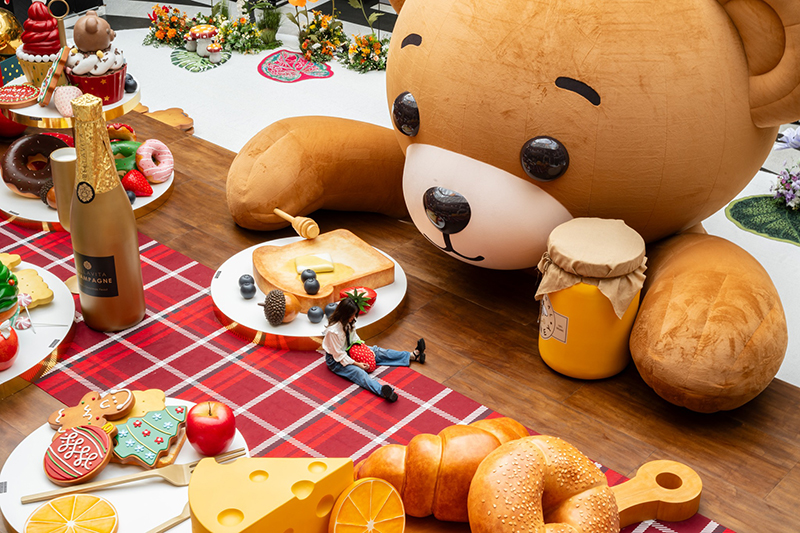 與巨型聖誕小熊Bello Bear與耶誕餐桌歡度聖誕！（圖／BELLAVITA寶麗廣塲，以下同）