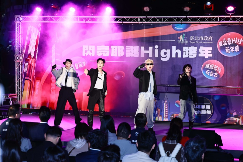 「閃亮耶誕High跨年」宣傳記者會，跨年晚會卡司全創作冠軍男團UNUS熱唱開場。