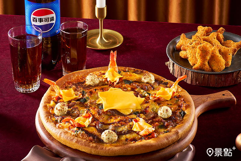 必勝客「聖誕跨年小套餐」659元起，含嫩牛大蝦起司比薩1個+副食六選一+飲料。