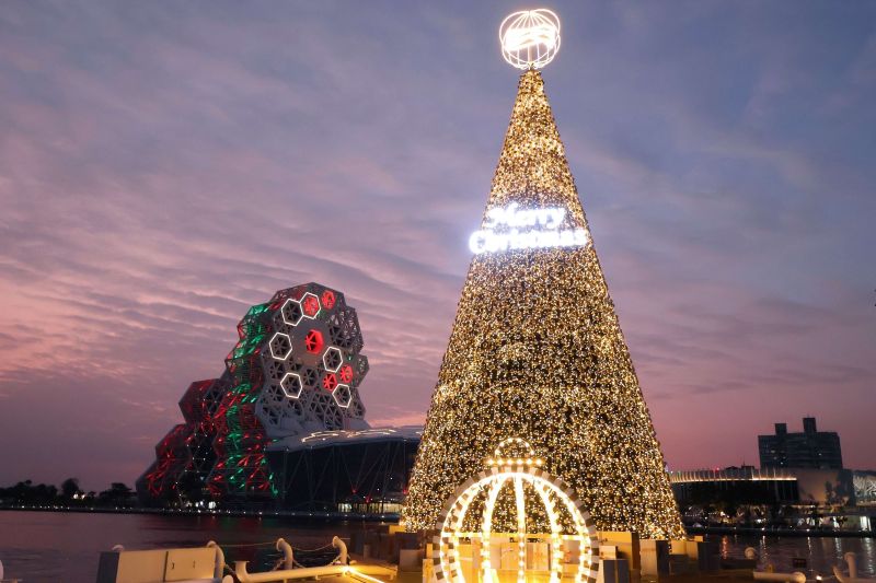 「2025 高流聖誕趴 KMC XMAS」17米海景第一排聖誕樹。（圖／高雄流行音樂中心）