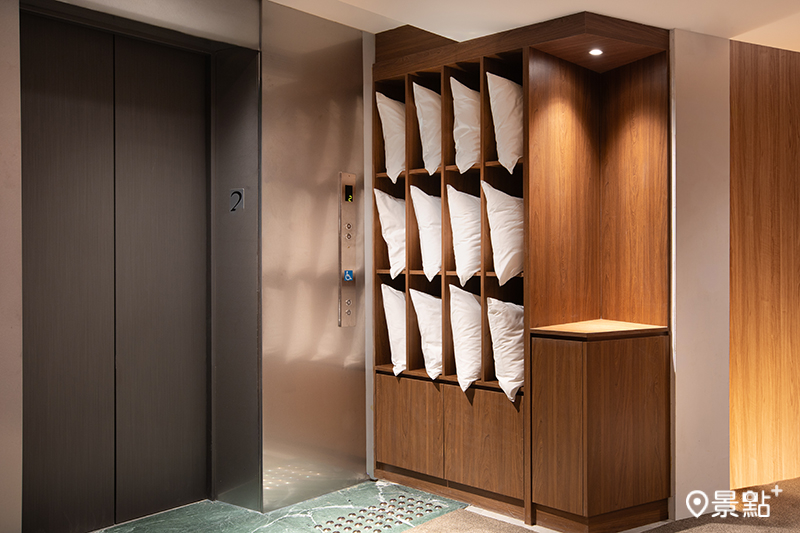 背包房 可自行選擇不同軟硬度的枕頭。