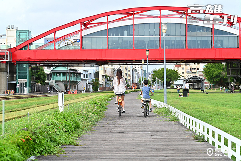 騎著自行車探訪哈瑪星鐵道園區、棧貳庫、駁二藝術特區、真愛碼頭，高雄最具代表性的城市風景盡收眼底。