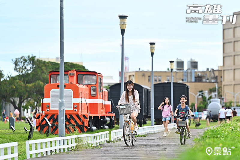 踩上踏板，沿著自行車道自在馳騁，一路迎著海風，港灣美景就像流動的明信片，令人流連。( 圖／高雄市新聞局，以下同）