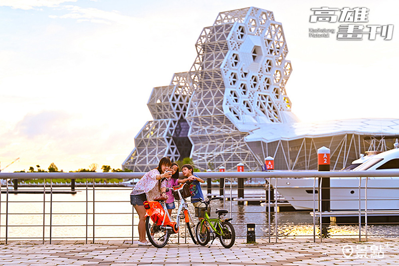 自行車道沿途港景如畫，尤以高雄流行音樂中心格外吸睛。