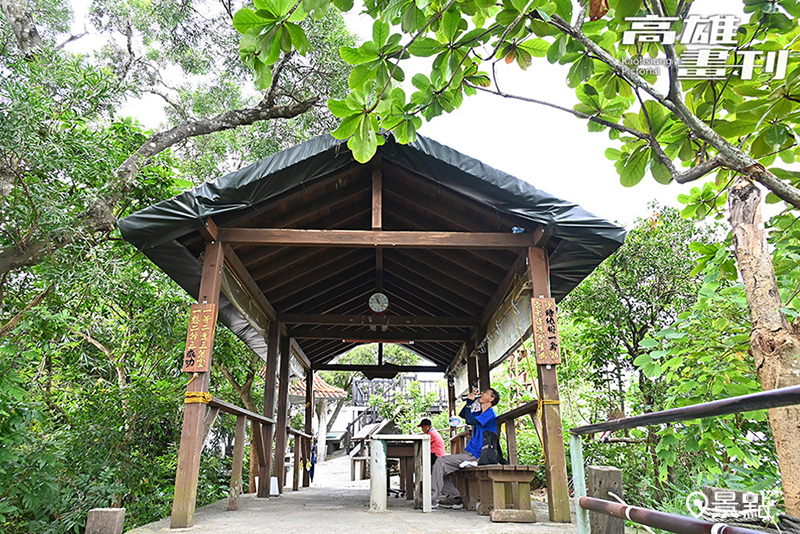 攻頂後，不妨在觀音亭涼亭歇歇腳，補充水分再出發。