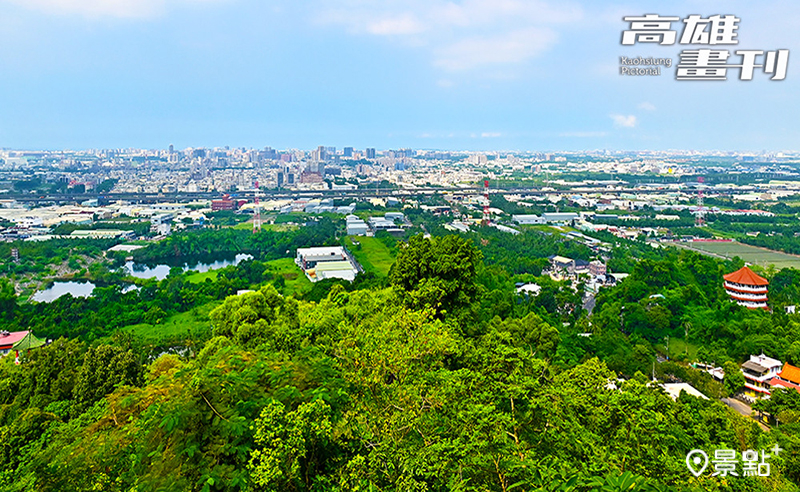 在半山腰處即可遠眺高雄城市風光。