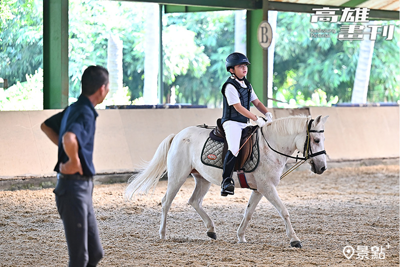 有興趣的民眾不妨留意觀音山馬術中心公告舉辦的馬場體驗團，把握機會來學會認識馬兒、體驗騎馬、拍出帥照。
