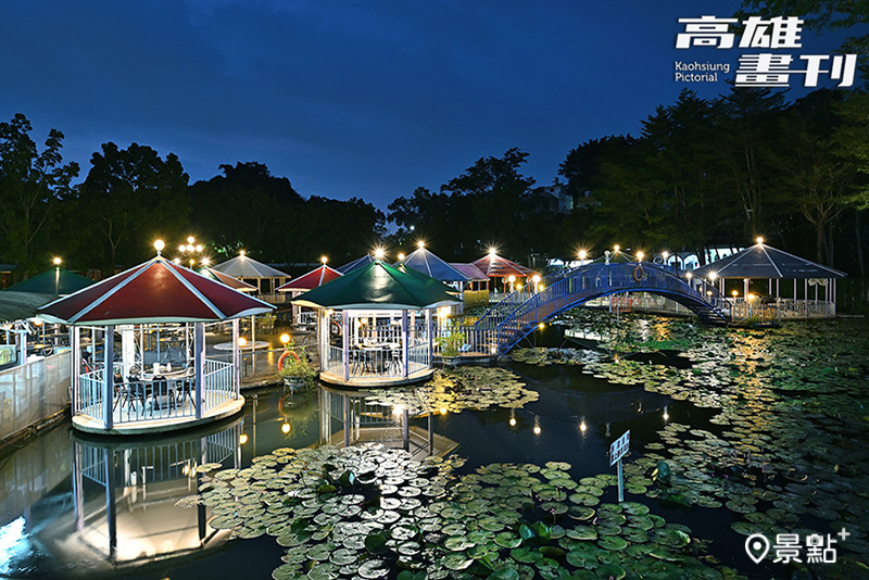 早期務農用的灌溉蓄水池改造成水上屋，入夜後燈光交織，吃飽後還可以散散步欣賞夜景。
