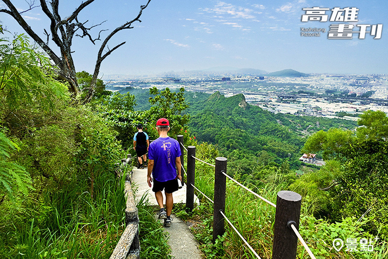 大社觀音山主峰步道俯瞰高雄城市景色，一路上風景相隨。
