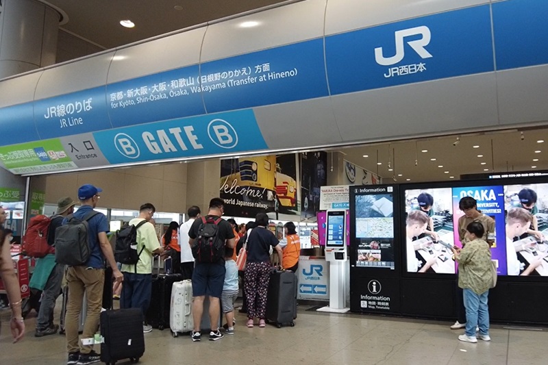 從關西機場要前往各式地鐵乘車處月台的入口。