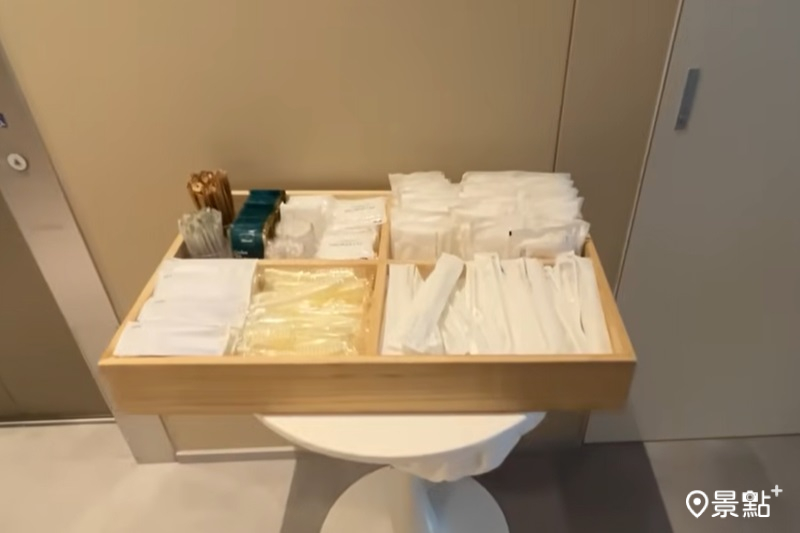 飯店大廳設有備品區域可供住客使用。