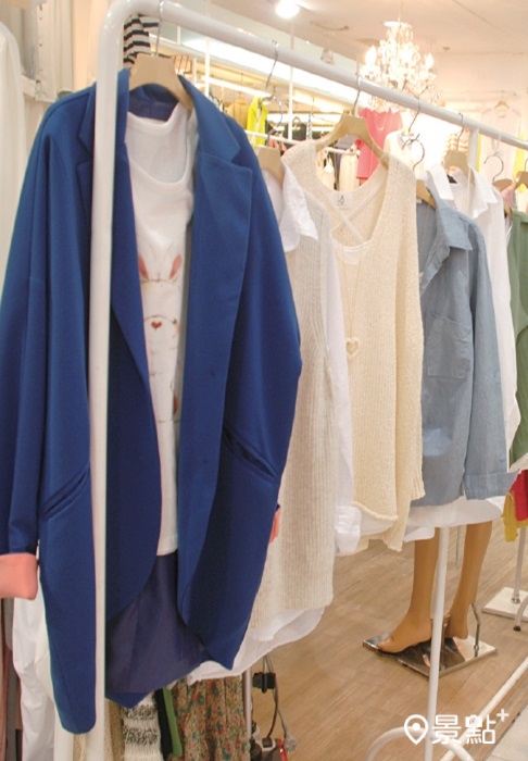 Hello apM賣場販售時下流行服飾商品。