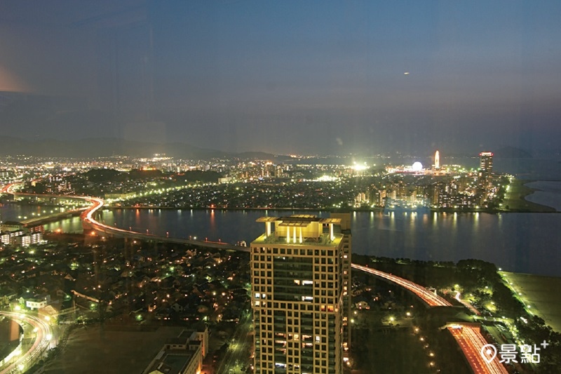 從福岡塔欣賞城市海岸夜景。