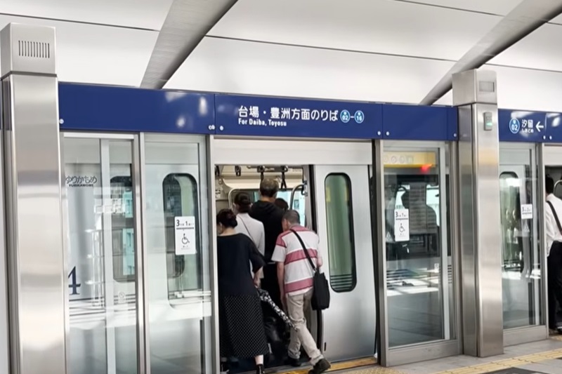 teamLab 豐洲展館到豐洲千客萬來的交通方式可以利用百合歐號前往。(圖／MOOK玩什麼)