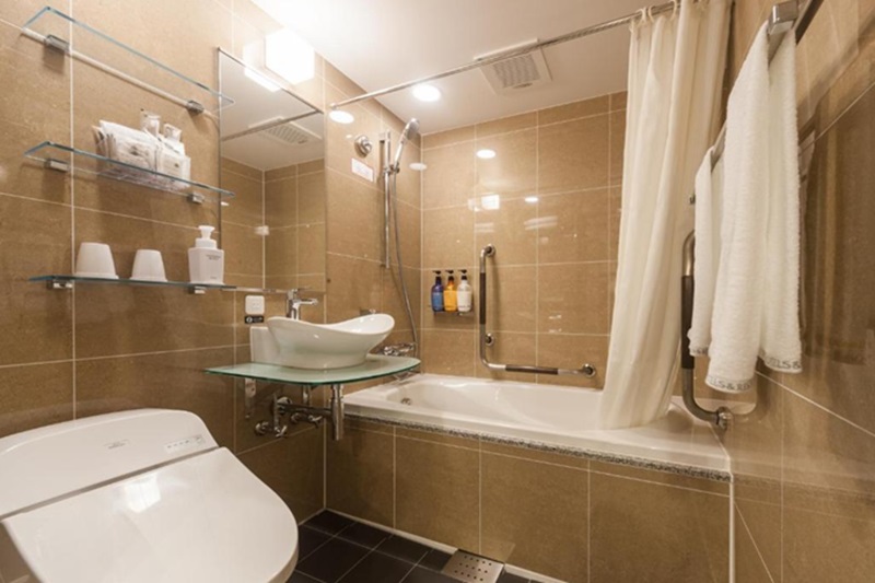 APA旅館浴室有簡配浴缸，對於