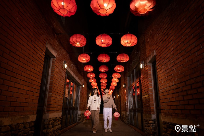煙波花時間獨家策畫「夜遊解謎」活動，邀旅人在入夜後戲遊紅燈巷陌。（照片提供/煙波花時間宜蘭傳藝）