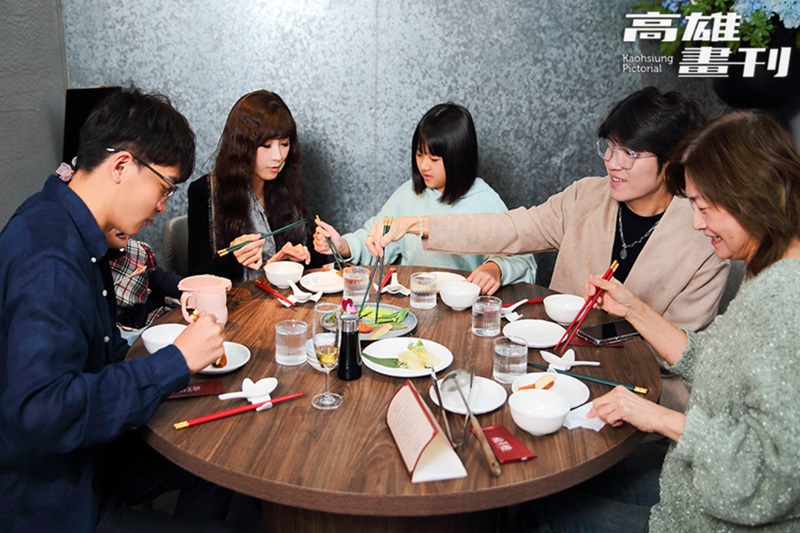 「我們初衷不只讓人來吃一頓飯，而是把餐廳當作自己家客廳好好聊天。」黃冠傑說。(攝影/Carter) Information