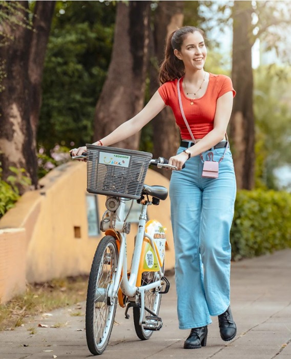揹著「迷你配方包」出遊，不用再為了感應支付大翻包包。（圖片提供/陸詰科技）