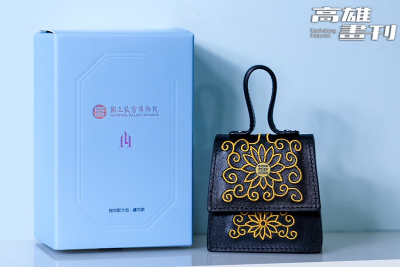 陸詰科技與故宮聯名的繡花款，電繡圖樣來自清乾隆孝賢純皇后繡花卉火鐮荷包。（攝影/Carter）