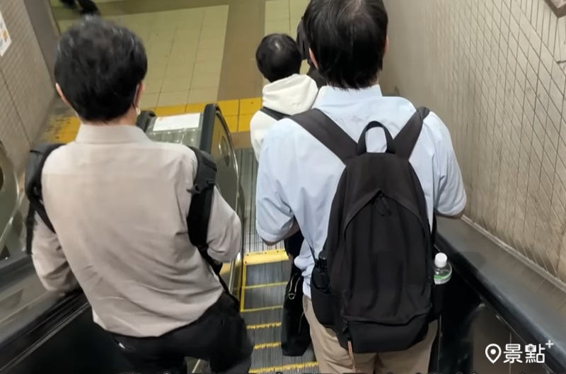 交通上的文化小差異，手扶梯站的位置，大阪與東京完全相反。