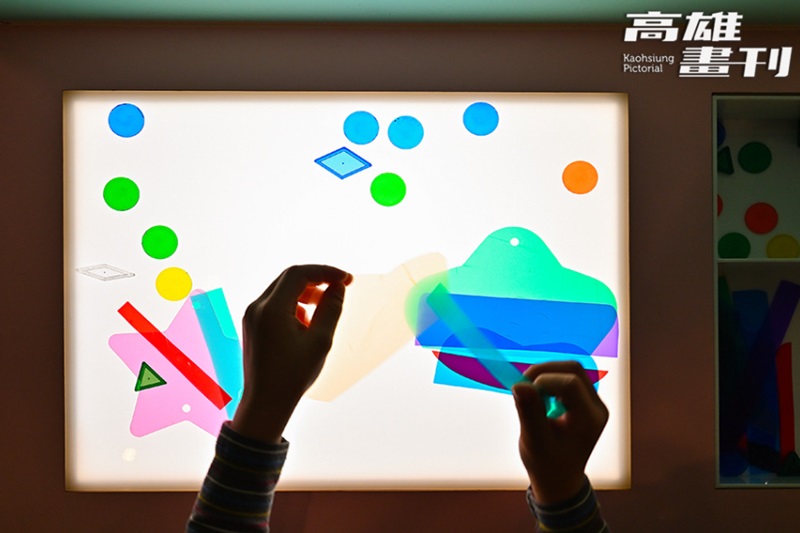作品旁設有體驗區，小朋友可以發揮創造力，自由排列形狀與顏色，在遊戲中體驗光影變化帶來的想像空間。(攝影/Carter)