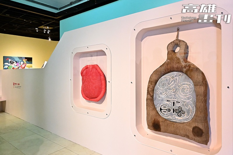 巨型的《紅龜粿粄模》是藝術家用織染工藝製作而成。(攝影/Carter)