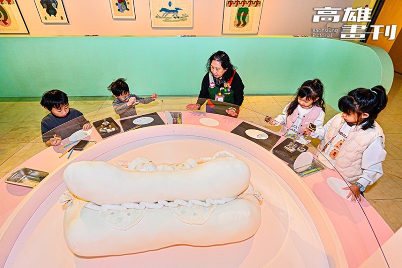 沒有顏色的《大腸包小腸》不禁令人想像各種食物沒了色彩會是什麼模樣？(攝影/Carter)