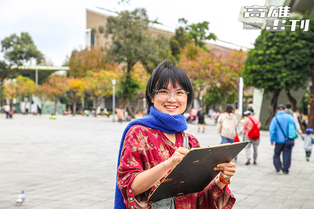 速寫畫家吳沁頤，透過精準的觀察力與繪畫技巧，快速捕捉當下人事與情境。(攝影/李瑰嫻)