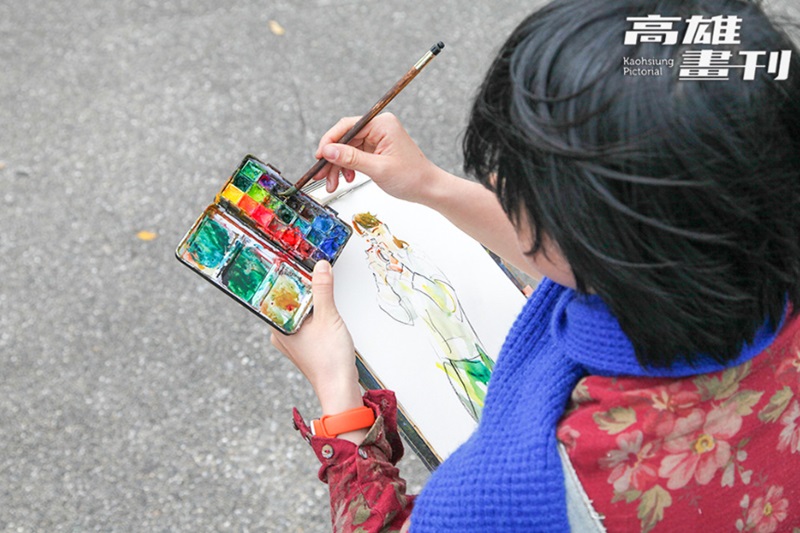 簡單的隨身揹袋，就是她作畫的所有道具，只要一毛筆，一瓶水，一張紙和隨身色盤，即可現場速寫作畫。(攝影/李瑰嫻)