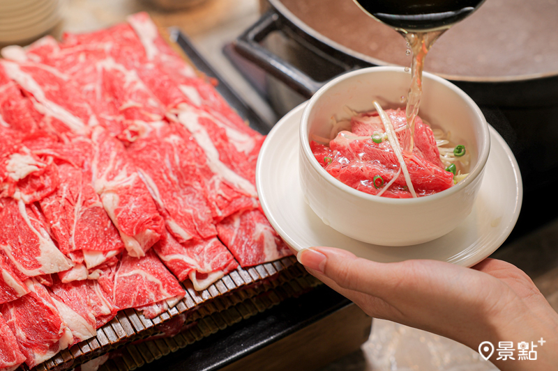 走進「食東西自助餐廳」，自助牛肉湯區體驗台南人的早餐：親手現涮牛肉片，淺嚐一口正冒著蒸氣的清甜湯頭