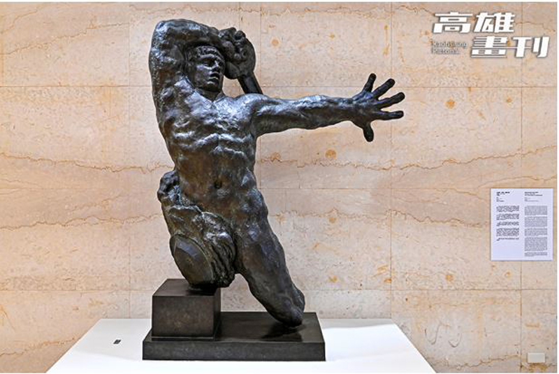 厲旭曾在高美館模仿艾米勒．安端．布爾代勒的雕塑作品《大戰士》姿勢並合影。(攝影/Carter)